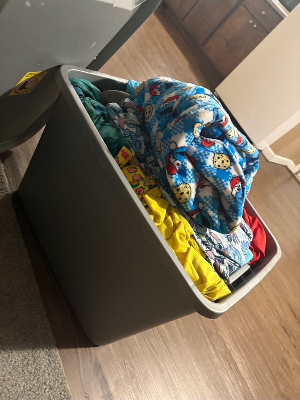Tub of women’s clothes size s/m